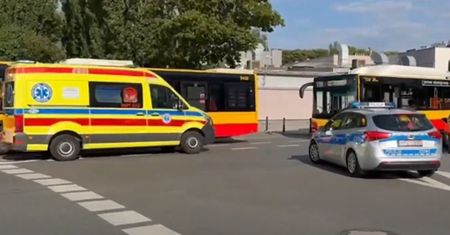 Groza w autobusie. Pasażerowie na ziemi, szyba roztrzaskana w drobny mak