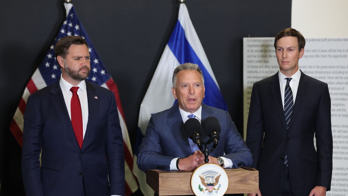 (L-R) US Vice President JD Vance, Steve Witkoff, US special envoy to the Middle East and for Peace Missions, and Affinity Partners founder Jared Kushner during a media briefing at the US-led Civil-Military Coordination Center (CMCC) at an undisclosed location in southern Israel, 21 October 2025. EPA/ABIR SULTAN Dostawca: PAP/EPA.