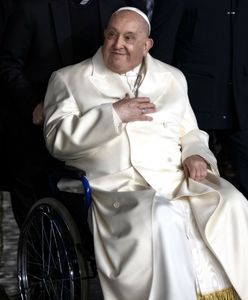 Papież Franciszek opuścił klinikę. Jego uwagę zwróciła kobieta z żółtymi kwiatami