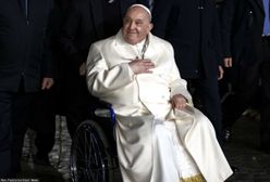 Papież Franciszek opuścił klinikę. Jego uwagę zwróciła kobieta z żółtymi kwiatami