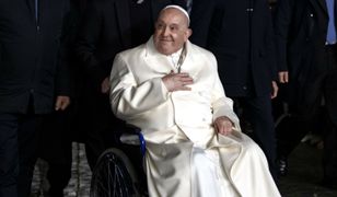 Papież Franciszek opuścił klinikę. Jego uwagę zwróciła kobieta z żółtymi kwiatami