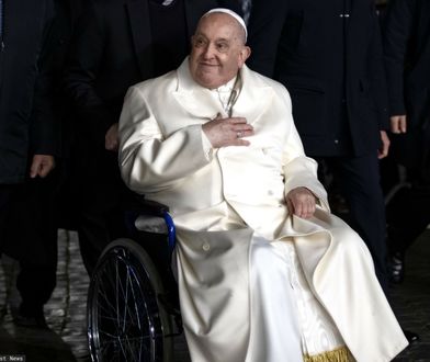 Papież Franciszek opuścił klinikę. Jego uwagę zwróciła kobieta z żółtymi kwiatami