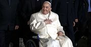 Papież Franciszek opuścił klinikę. Jego uwagę zwróciła kobieta z żółtymi kwiatami