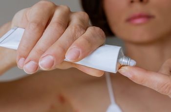 Suche usta zimą? Ta maść działa jak luksusowy kosmetyk