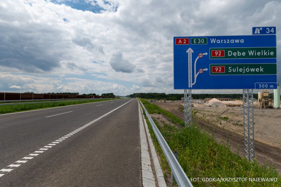 Nazwy czytelne. Na niektórych wjazdach na autostrady tablice umieszczono jednak dopiero tuż przed rozjazdem na dwa kierunki. Kto nie zna drogi, nie ma pewności do samego końca