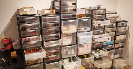 Nielegalna produkcja i sprzedaż leków zatrzymana. CBŚP rozbija zorganizowaną grupę przestępczą