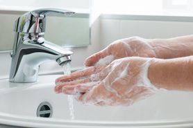 Mydło zwykłe czy antybakteryjne? Sprawdzamy, czym najlepiej myć ręce