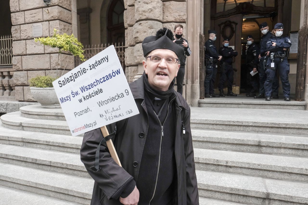 Ksiądz Woźnicki sabotuje śledztwo Kościoła? "Plunąłbym mu w twarz"