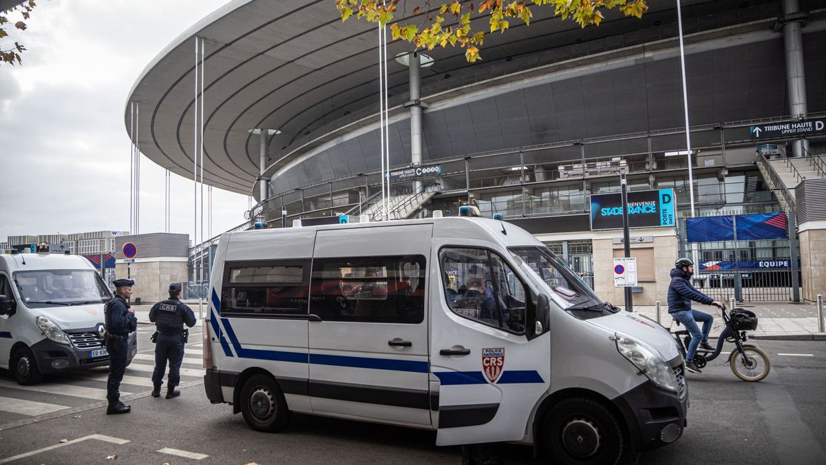 PAP/EPA / CHRISTOPHE PETIT TESSON / Na zdjęciu: policjanci pod Stade de France w przeddzień meczu Francja - Izrael