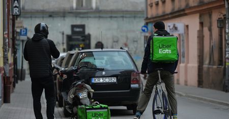 Restauracje muszą przeprosić się z dowozem. Przynajmniej na początku