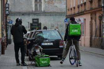 Restauracje muszą przeprosić się z dowozem. Przynajmniej na początku