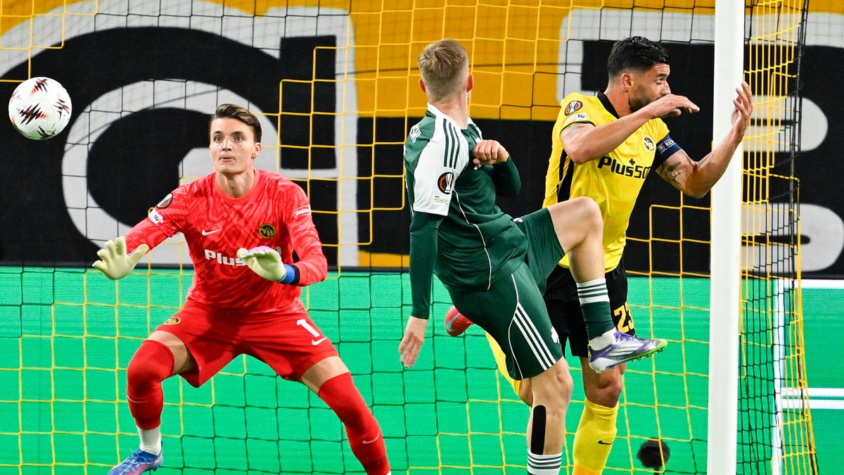 PAP/EPA / Peter Schneider / Karol Świderski w meczu Panathinaikosu z Young Boys Berno