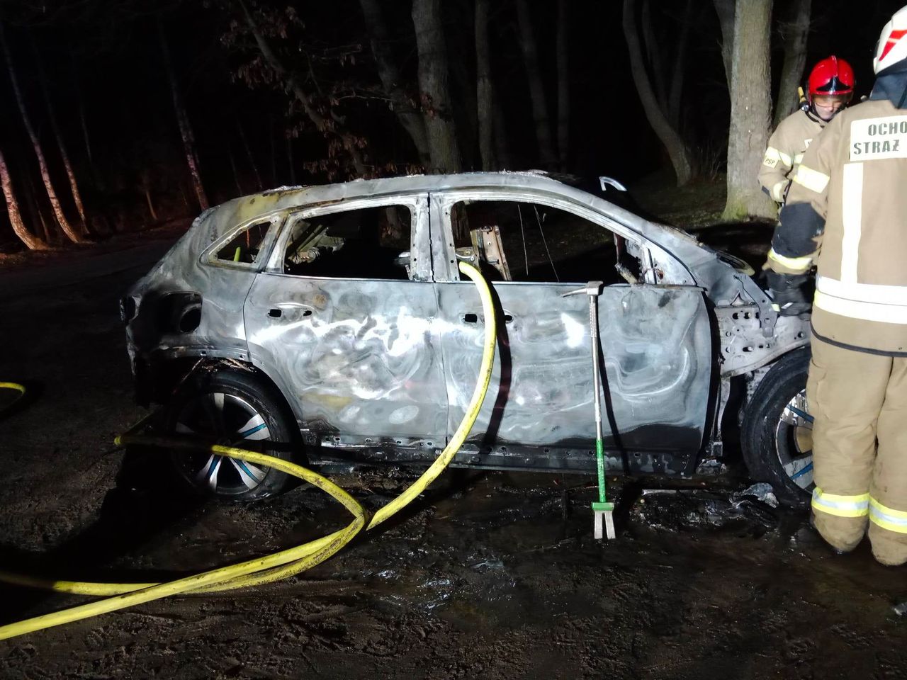Pożar elektrycznego mercedesa. Samochód gaszono blisko dobę