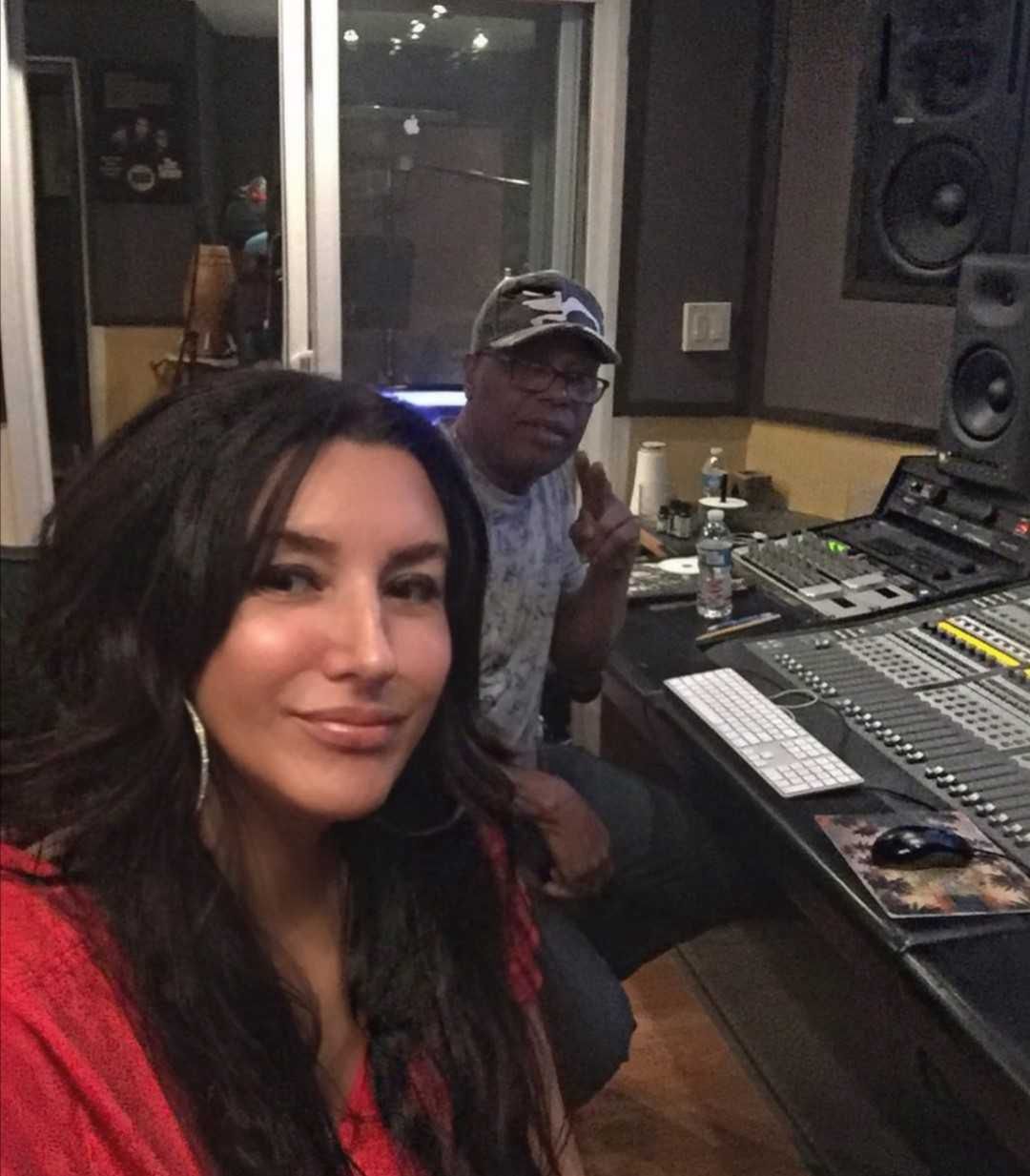 Gina w studio nagrań