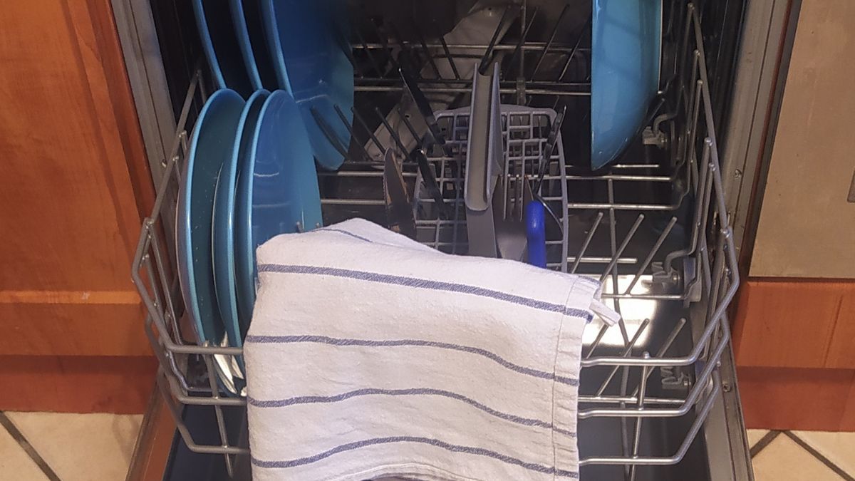 Włóż ściereczkę do zmywarki do naczyń. Efekty cię zaskoczą