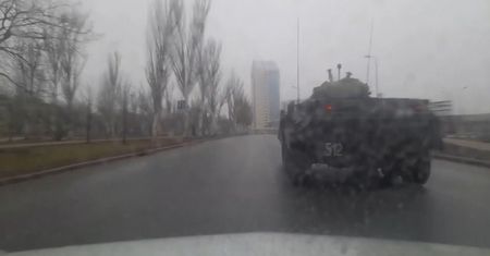 Czołgi i transportery opancerzone na ulicach Doniecka. Zdjęcia i nagrania z miasta