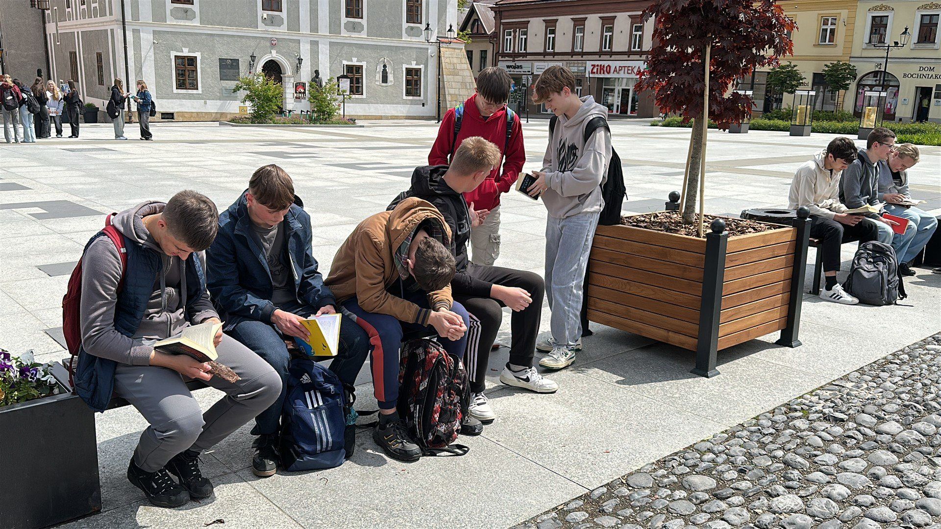 Czytelniczy Flash Mob w Bochni,. 14.05.2025