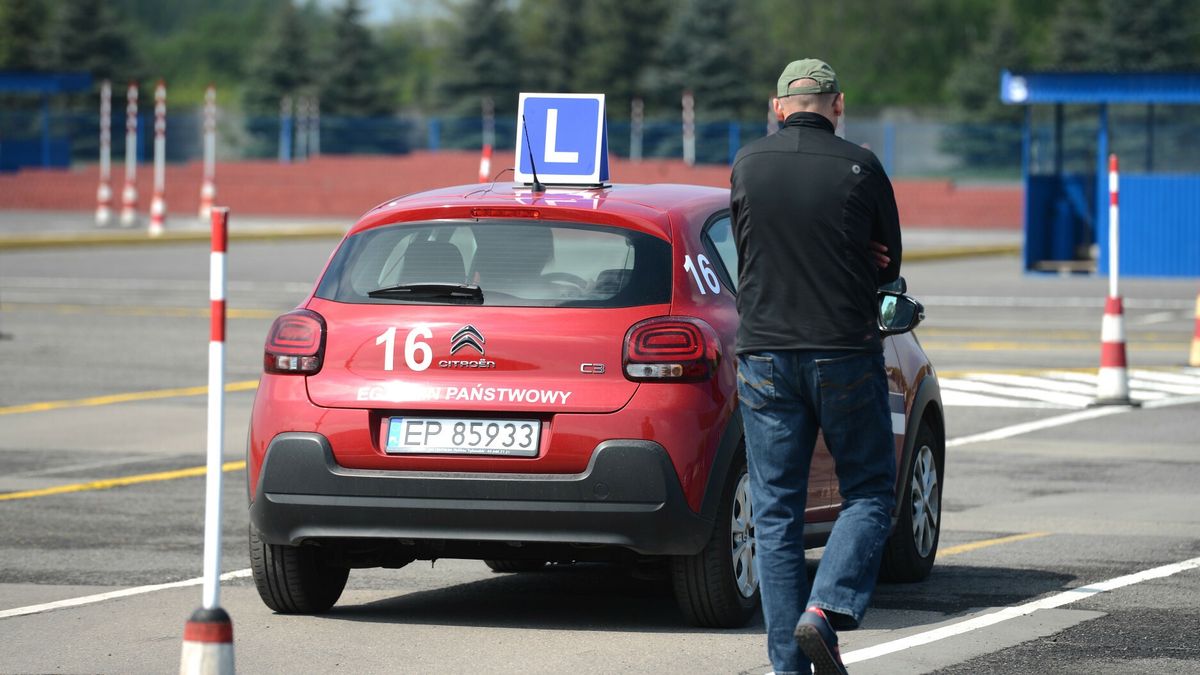 Zmiany w egzaminach na prawo jazdyFot. Adam Staskiewicz / East News. Piotrkow Trybunalski WORD 10.05.2019. Ministerstwo Infrastruktury przygotowalo nowelizacje dotyczaca przepisow ubiegania sie o prawo jazdy. Egzaminy maja sie odbywac o dokladnie wyznaczonej godzinie, a jeden egzaminator bedzie mogl przeprowadzic ich tylko osiem jednego dnia, czyli jeden egzamin na godzine. Sprawa budzi wiele kontrowersji wsrod egzaminatorow bo nie wiedza co z robic z czasem gdy kandydat na kierowce zakonczy egzamin po 15 min. N/Z plac manewrowy, kandydat na kierowce, egzaminatorAdam Staskiewicz