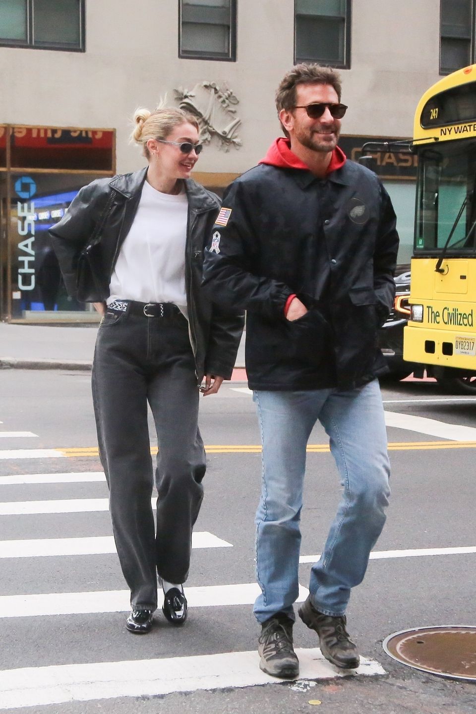 Gigi Hadid i Bradley Cooper "przyłapani" podczas spaceru ulicami Nowego Yorku