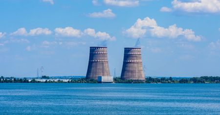 Dym z elektrowni w Zaporożu. MAEA: dalszy atak to ryzyko wypadku nuklearnego