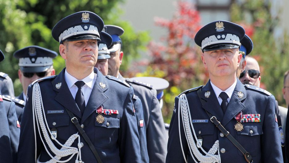 Dariusz Augustyniak  Jaros�aw Szymczyk
Szczytno, 06.06.2019. Komendant G��wny Policji gen. insp. dr. Jaros�aw Szymczyk (P) i zast�pca Komendanta G��wnego Polisji nadinspektor Dariusz Augustyniak (L) podczas uroczystej promocji mianowania na pierwszy stopie� policyjny w korpusie oficer�w m�odszych Policji, 6 bm. Postanowieniem Prezydenta Rzeczypospolitej Polskiej zaszczytu tego dost�pi�o 105 absolwent�w, w tym 18 kobiet, Wy�szej Szko�y Policji w Szczytnie. (tw/awol) PAP/Tomasz Waszczuk
Tomasz Waszczuk
absolwenci, Dariusz Augustyniak, Jaros�aw Szymczyk, Komendant G��wny Policji, Korpus oficer�w m�odszych Policji, mianowanie, Ministerstwo Spraw Wewn�trznych i Administracji, oficerowie, pierwszy stopie� policyjny, podkomisarz Policji, policja, promocja, Sekretarz Stanu, Wy�sza Szko�a Policji