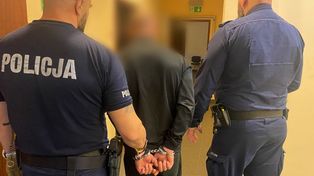 Recydywista brutalnie napadł na kobietę. Spryskał ją gazem i uderzał pięścią, po czym okradł