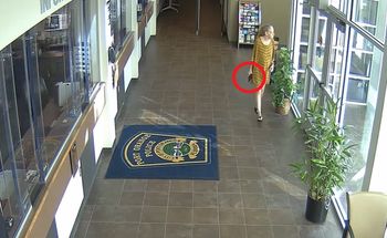 Uzbrojona 71-latka na komendzie. Zginęła. Policja ujawniła nagrania