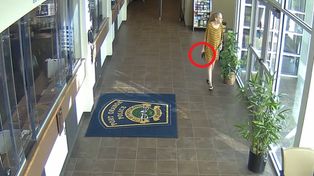 Uzbrojona 71-latka na komendzie. Zginęła. Policja ujawniła nagrania