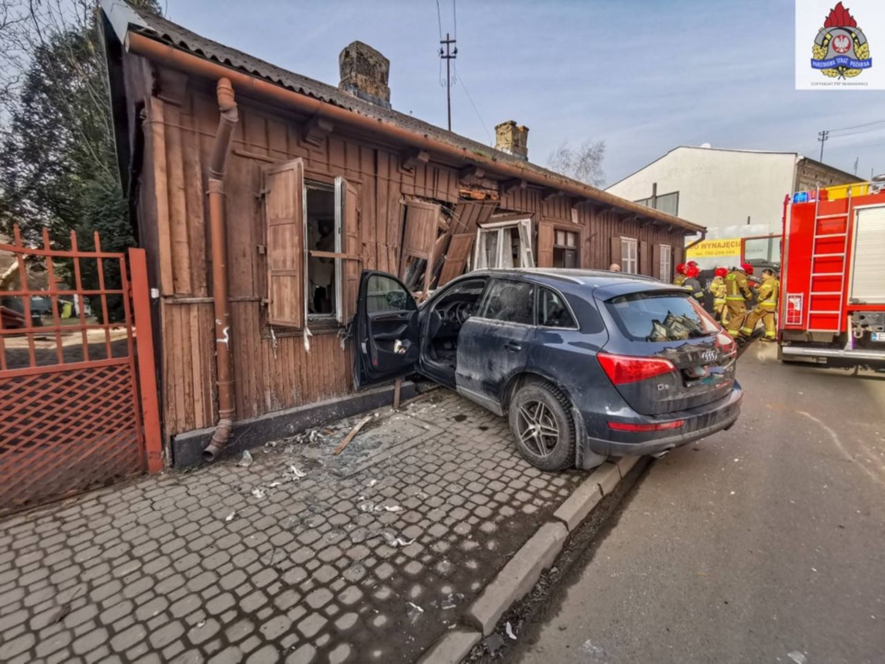 Dramat w Skierniewicach. Samochód wbił się w dom
