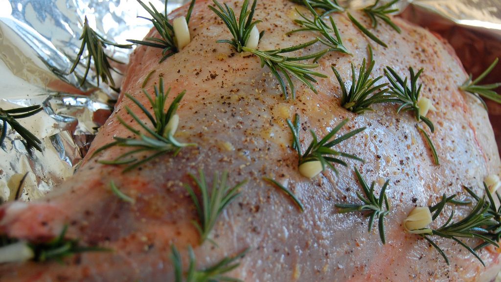 Surowy udziec zrazowy dolny z jagnięciny australijskiej bez kości (mięso i tłuszcz)