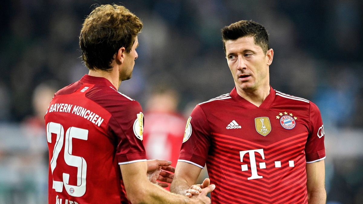 PAP/EPA / SASCHA STEINBACH / Na zdjęciu: Thomas Muller i Robert Lewandowski