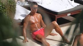 Nowe zdjęcia Ronaldo z wakacji. Piłkarz eksponował swoje mięśnie na basenie