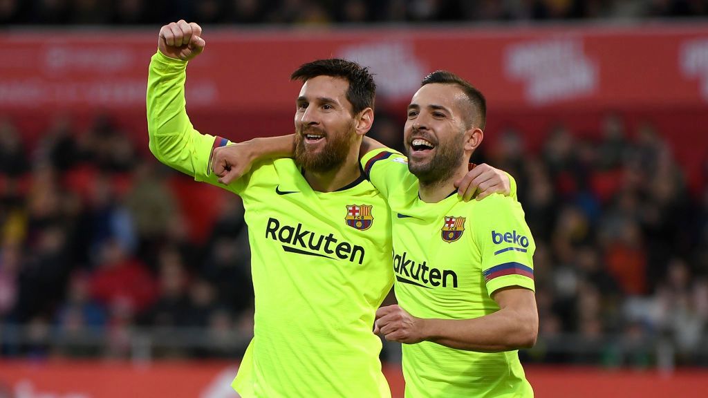 Getty Images / David Ramos / Na zdjęciu od lewej: Lionel Messi i Jordi Alba