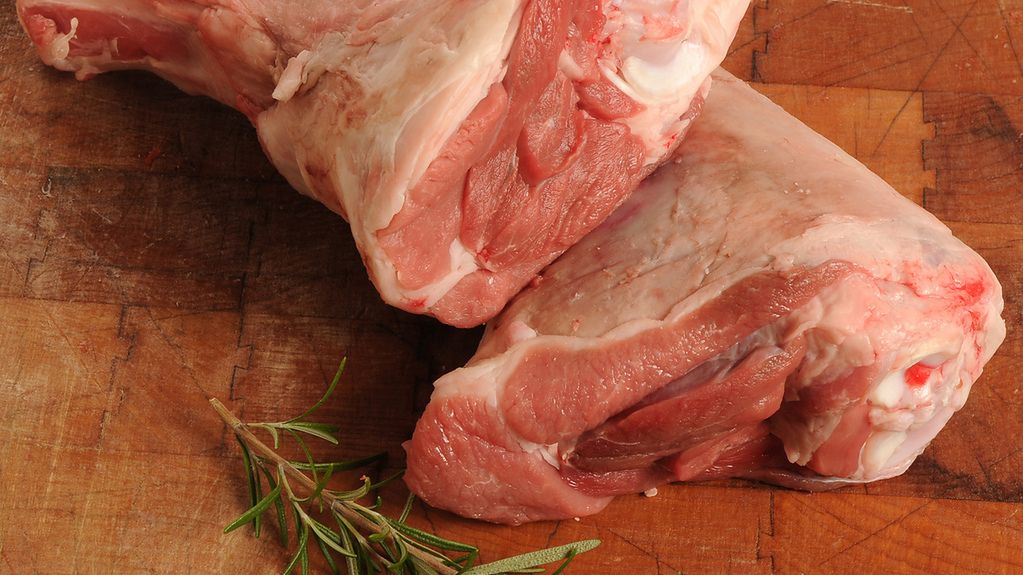 Surowa goleń tylna z jagnięciny australijskiej z kością (mięso i tłuszcz)