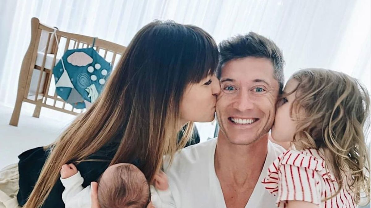 Zdjęcie okładkowe artykułu: Instagram /  / Na zdjęciu: Robert Lewandowski z żoną Anną i córeczkami Klarą i Laurą