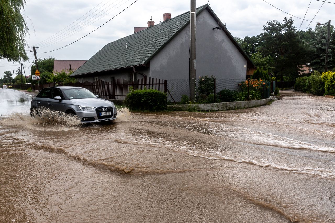 Osuwiska i zalane drogi. Utrudnienia po nawałnicach w Małopolsce 