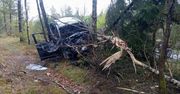 Lębork: Ukradł rodzicom auto i ruszył w trasę. 15-latek skasował Chryslera, samochód spłonął