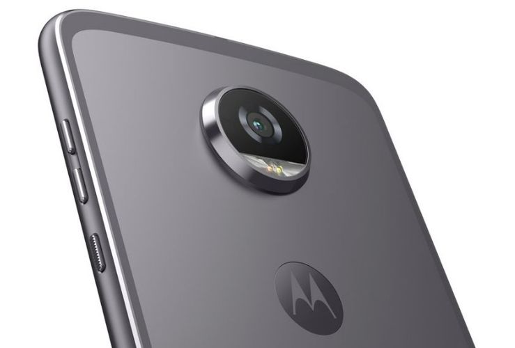 Moto Z2 Play oficjalnie. Ma lepszy aparat, mniejszą baterię i... moduł stworzony dla graczy 4