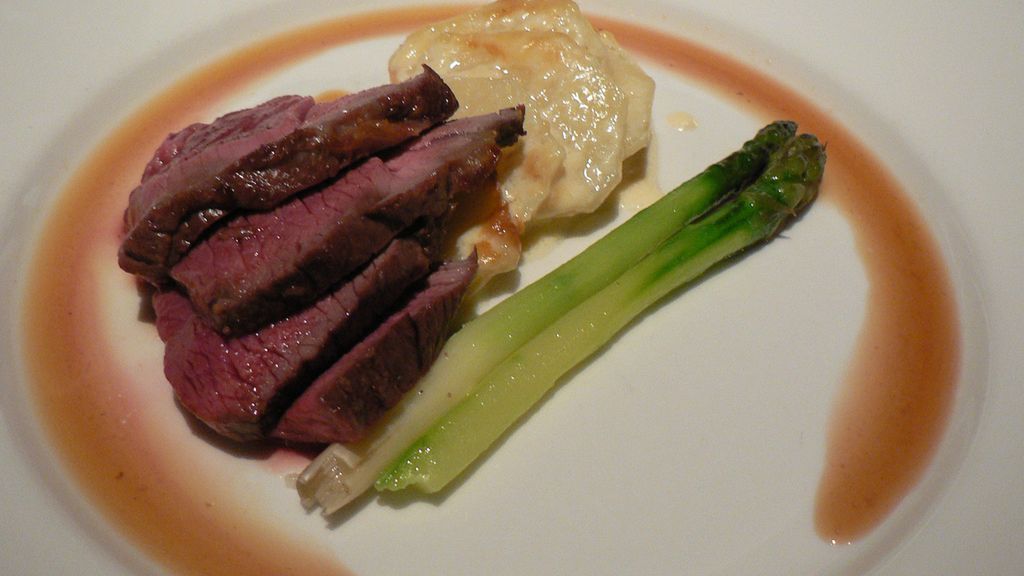 Pieczony udziec z jagnięciny australijskiej z kością (mięso i tłuszcz)