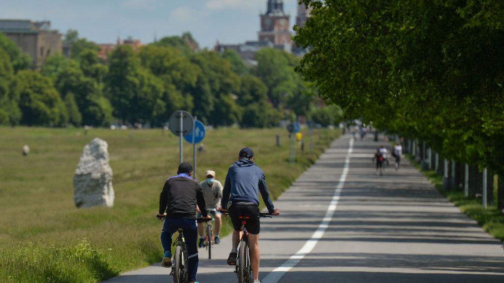 Zdjęcie okładkowe artykułu: Getty Images / Artur Widak/NurPhoto / Polacy na rowerach w Krakowie