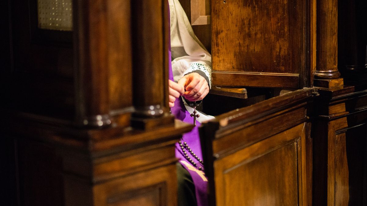 Ksiądz w konfesjonale