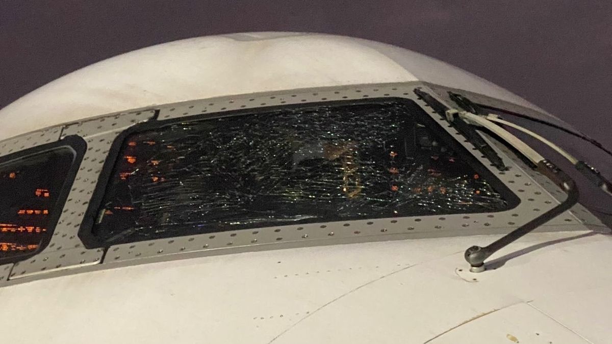 Twitter / AnthonyRJoseph / Na zdjęciu: uszkodzona szyba w samolocie reprezentacji Nigerii 