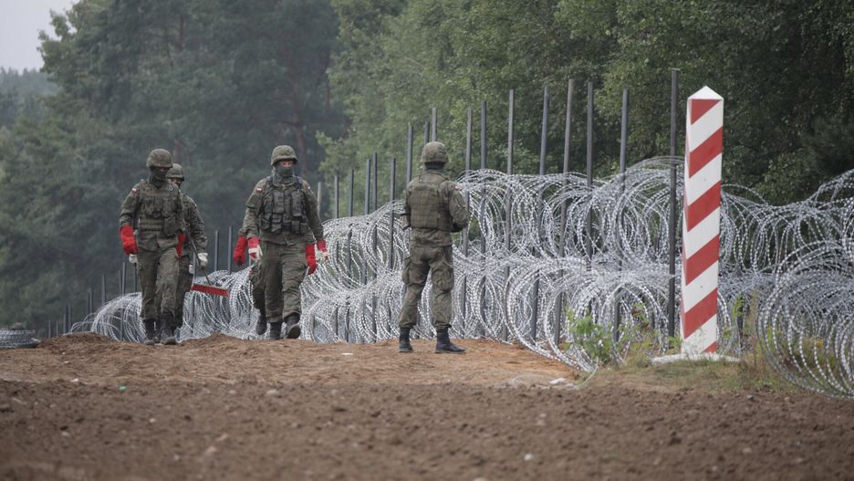Budowa p?otu na granicy polsko-bia?oruskiejFot. Jakub Kaminski/East News, Granica polsko-bialorusa, 27.08.2021. Wojsko stawia plot na granicy polsko-bialoruskiej, w rejonie Zubrzcy Wielkiej. Ogrodzenie ma miec docelowo 180 km i zabezpieczac bialoruski odcinek granicy przed imigrantami.Jakub Kaminski