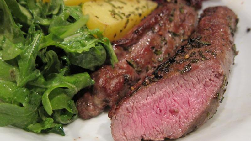 Pieczona polędwiczka z jagnięciny australijskiej bez kości (mięso i tłuszcz)