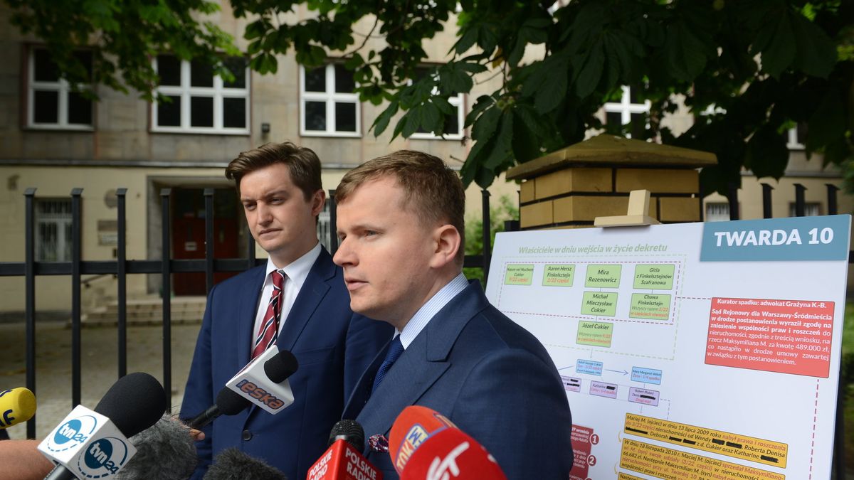 Oliwer Kubicki przed byłym gimnazjum przy ul. Twardej 8/12