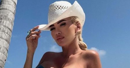Izabela Macudzińska pozuje w mocno wyciętym turkusowym stroju kąpielowym, kontynuując eksplorację malediwskich plaż (ZDJĘCIA)