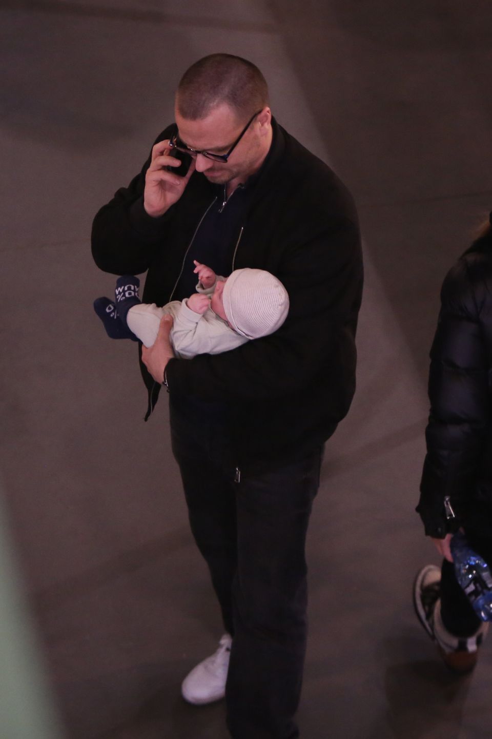 Marcin Hakiel z rodziną na mieście