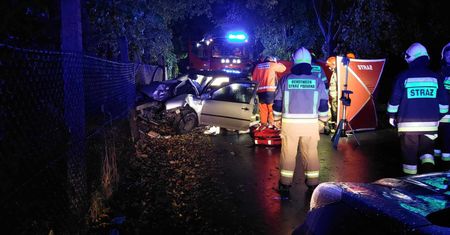 Młody kierowca nie żyje. Koledzy w szpitalu. Tyle zostało z samochodu