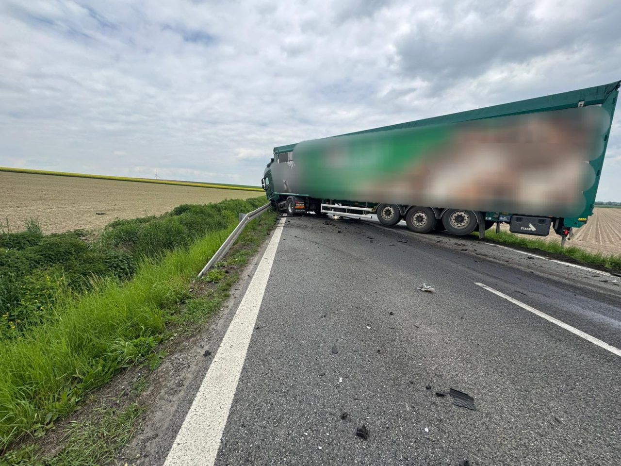 (fot. Policja Śląska, źródło Policja Śląska) Auto osobowe zmiażdżone po zderzeniu z ciężarówką