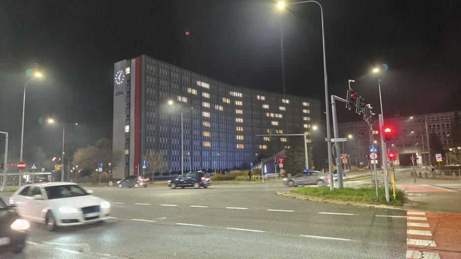 Świętokrzyski Urząd Wojewódzki w Kielcach podświetlony na Święto Niepodległości. 07.11.2025